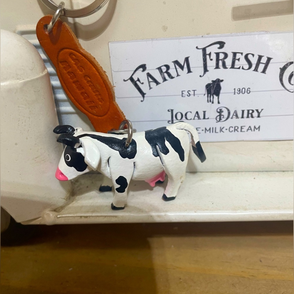 Vtg. CAS Crafts Hawaii Genuine Leather Holstein Cow Keychain NEW!